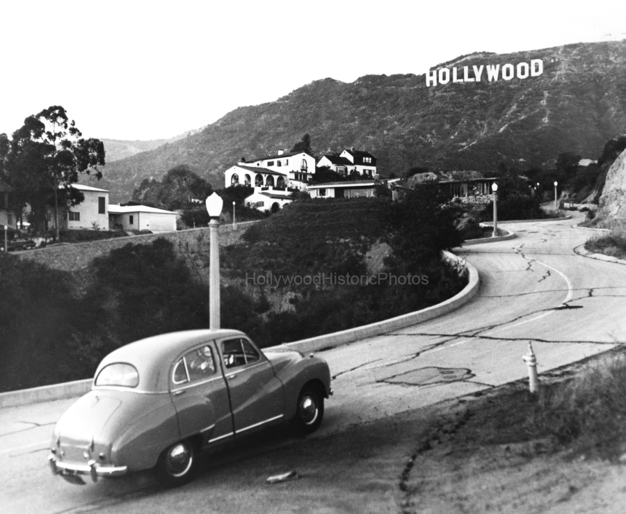 Hollywood Sign 1950 The sign seen from Deronda Drive wm.jpg